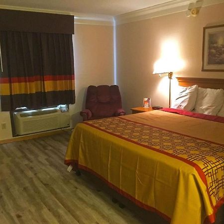 Americas Best Value Inn & Suites Thief River Falls Bagian luar foto