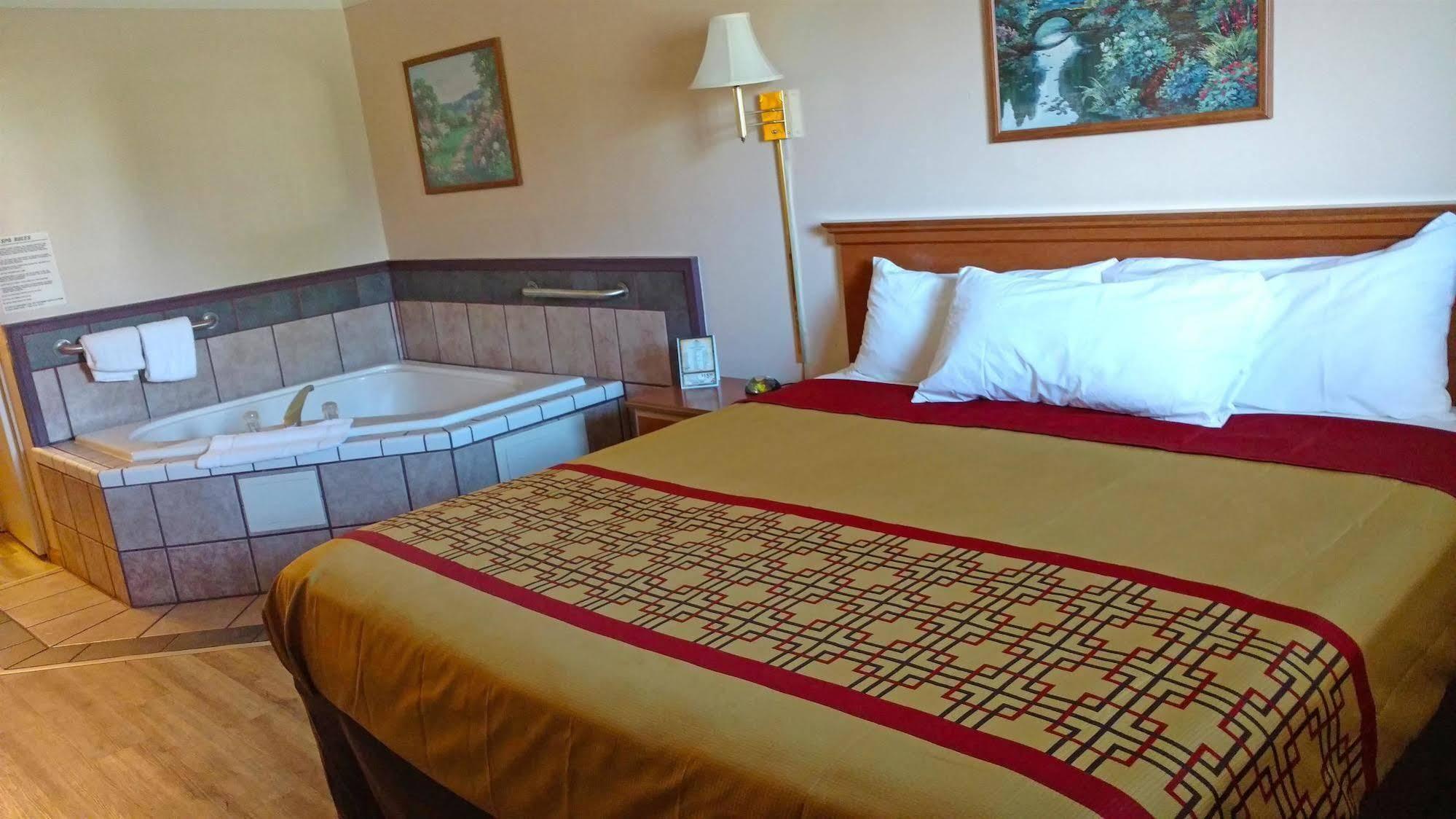 Americas Best Value Inn & Suites Thief River Falls Bagian luar foto
