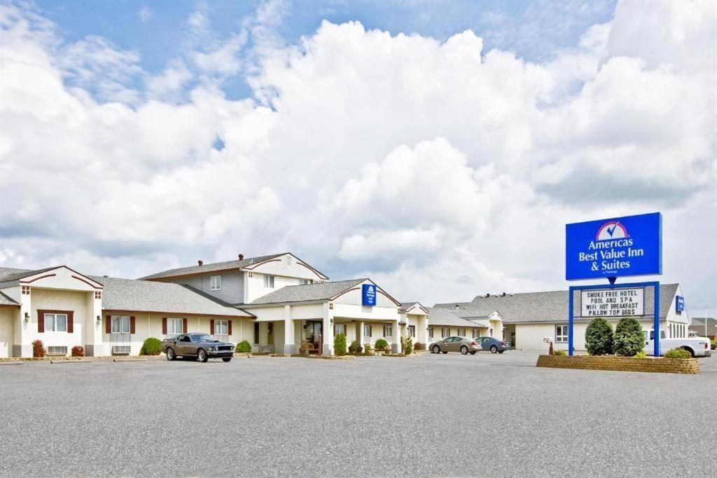 Americas Best Value Inn & Suites Thief River Falls Bagian luar foto