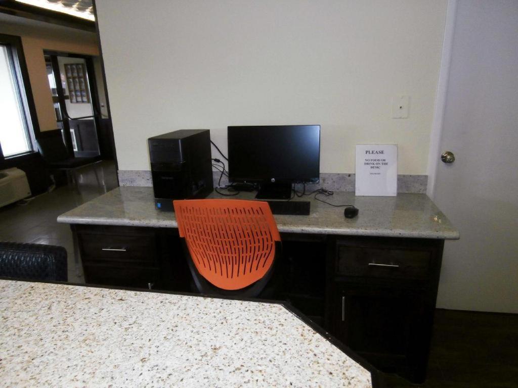 Americas Best Value Inn & Suites Thief River Falls Bagian luar foto
