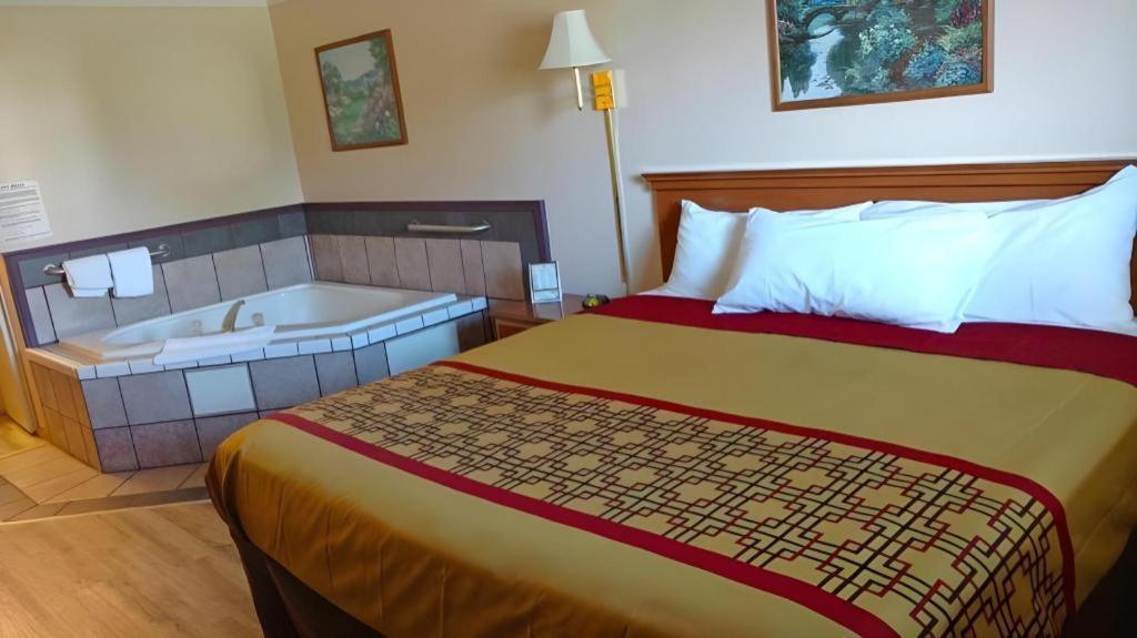 Americas Best Value Inn & Suites Thief River Falls Bagian luar foto
