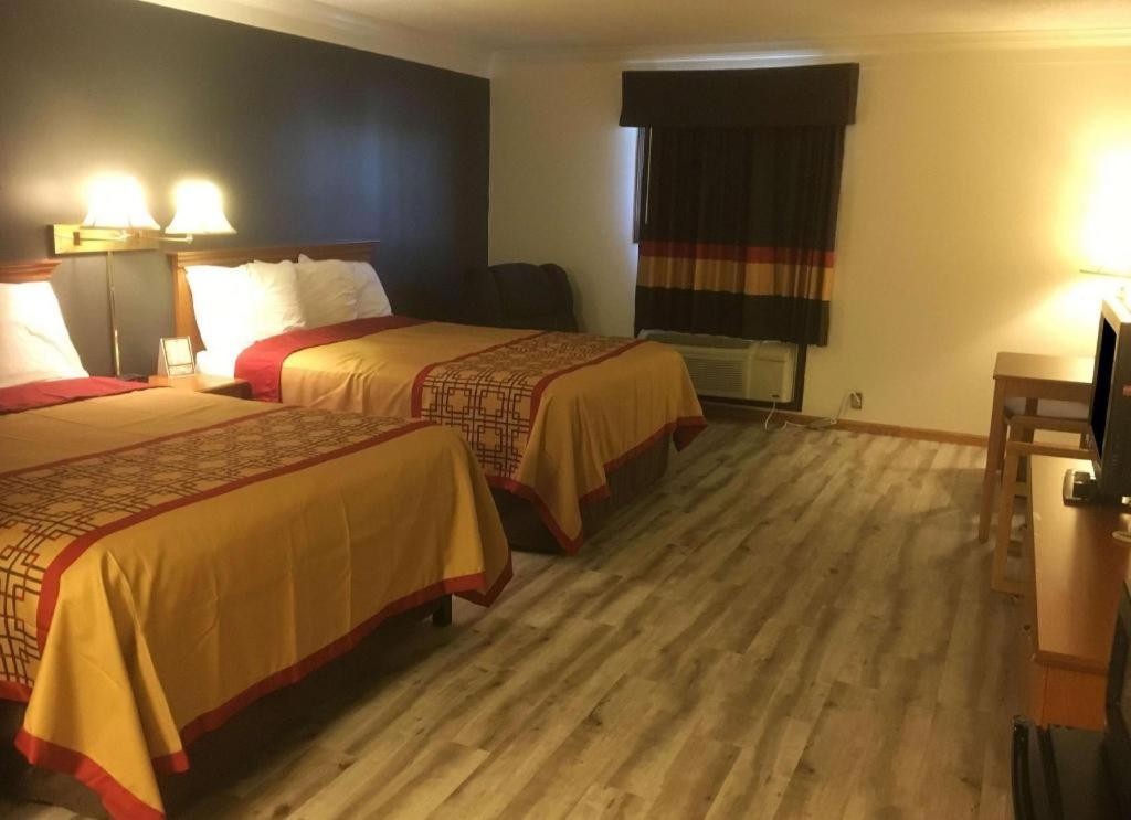 Americas Best Value Inn & Suites Thief River Falls Bagian luar foto