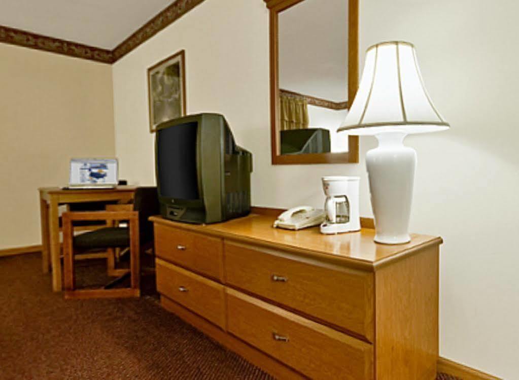 Americas Best Value Inn & Suites Thief River Falls Bagian luar foto